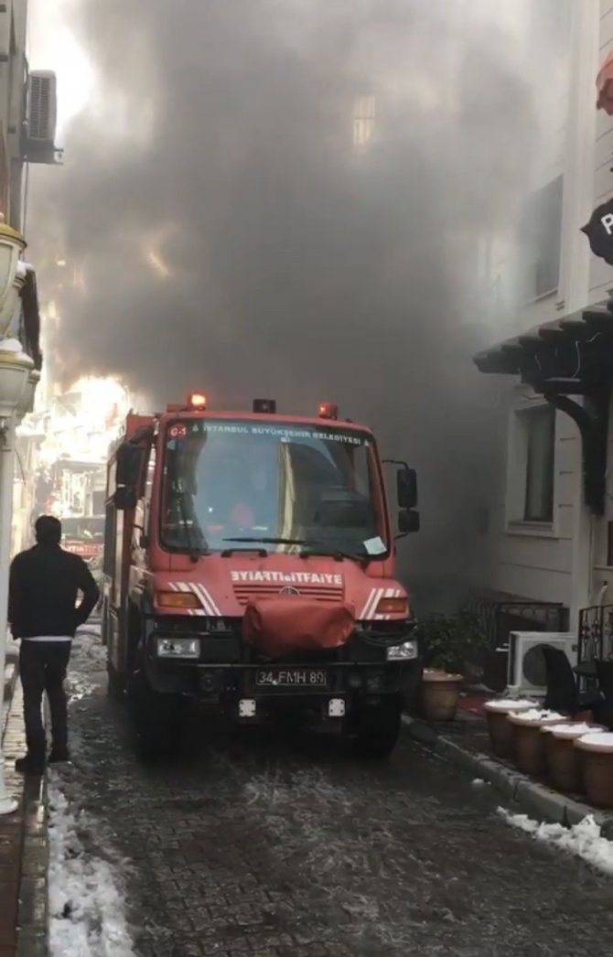 Fatih’te Çanta İmalathanesinde Yangın