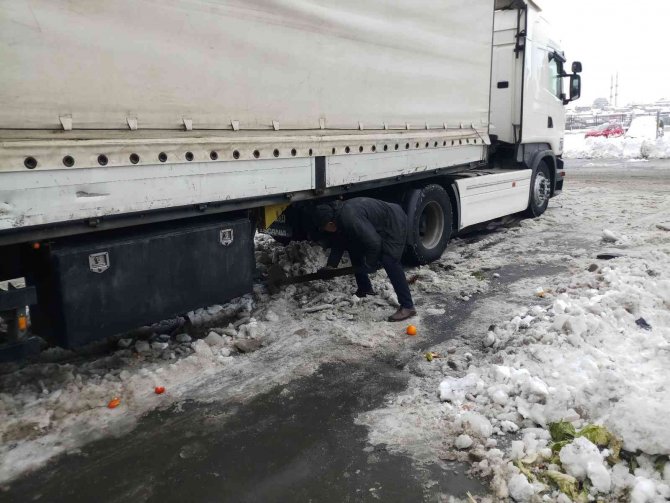 İ̇stanbul’da Etkili Olan Kar Hal Esnafını Olumsuz Etkiledi