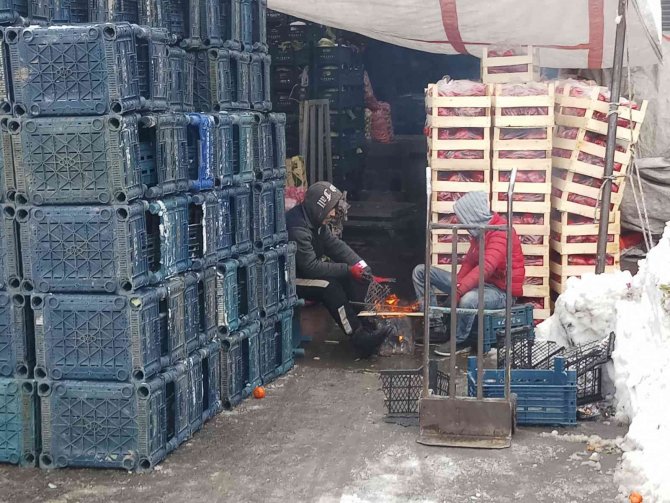 İ̇stanbul’da Etkili Olan Kar Hal Esnafını Olumsuz Etkiledi