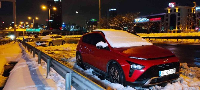 Kar Yağışı Nedeniyle Tem’de Kalan Araçlar Alınmayı Bekliyor