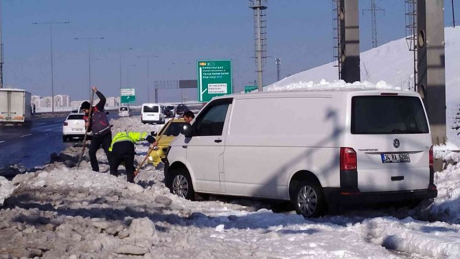 Kuzey Marmara Otoyolu’nda Bıraktıkları Araçlarını Kazma Kürekle Kurtardılar