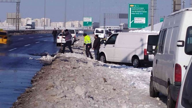 Kuzey Marmara Otoyolu’nda Bıraktıkları Araçlarını Kazma Kürekle Kurtardılar