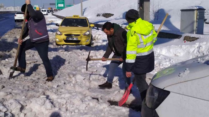 Kuzey Marmara Otoyolu’nda Bıraktıkları Araçlarını Kazma Kürekle Kurtardılar