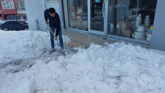 Vatandaşlardan Kapı Önlerinde ’Kar’ Temizliği