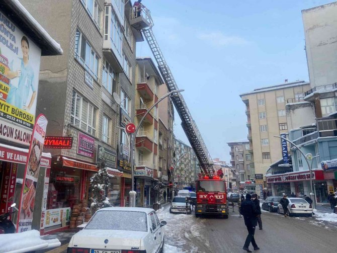 İ̇tfaiye Ekipleri Buz Sarkıtlarını Temizledi