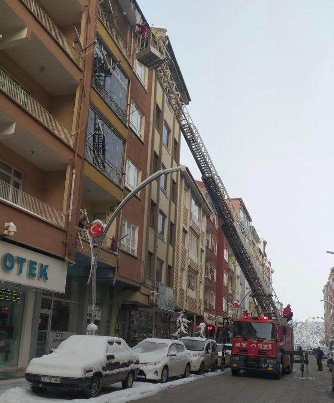 İ̇tfaiye Ekipleri Buz Sarkıtlarını Temizledi