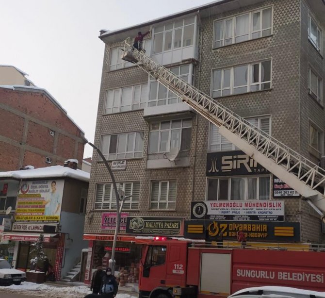 İ̇tfaiye Ekipleri Buz Sarkıtlarını Temizledi