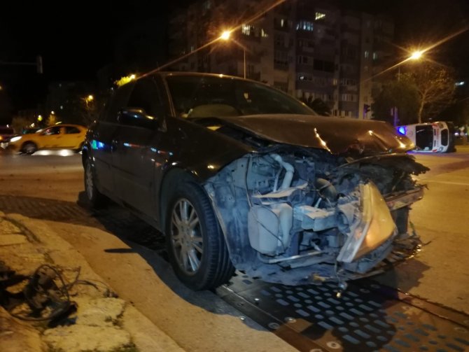 İ̇zmir’de Otomobil İle Çarpışan Ambulans Yan Yattı: 3 Yaralı