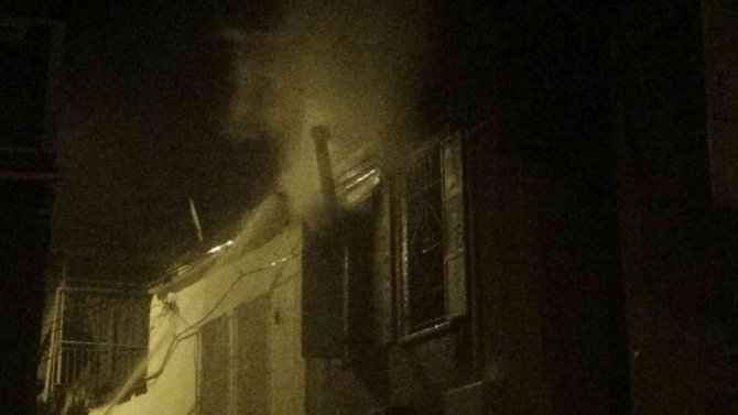 İ̇zmir’de Tarihi Binada Yangın Paniği