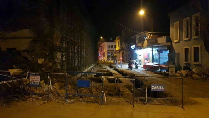 İ̇zmir’de İş Yeri Büyük Gürültüyle Çöktü