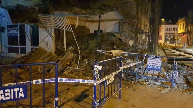 İ̇zmir’de İş Yeri Büyük Gürültüyle Çöktü