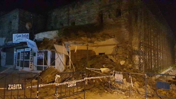 İ̇zmir’de İş Yeri Büyük Gürültüyle Çöktü
