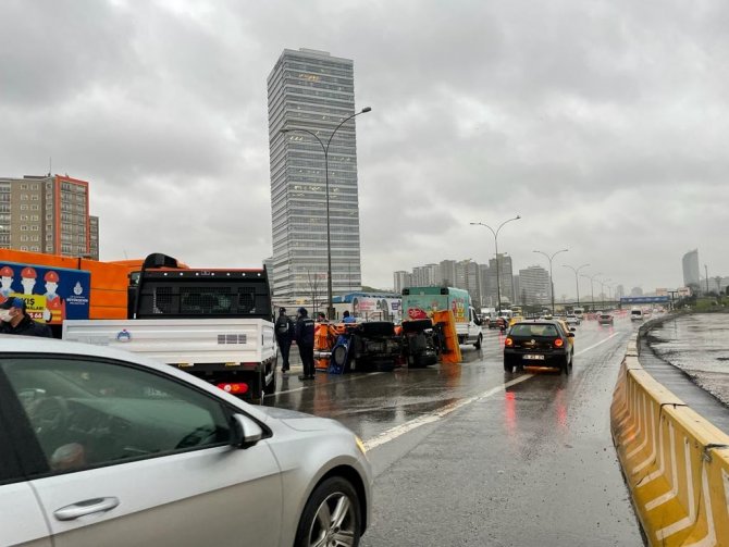 Kadıköy’de Devrilen, İ̇bb’ye Bağlı Kar Küreme Aracının Sürücüsü Alkollü Çıktı
