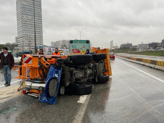 Kadıköy’de Devrilen, İ̇bb’ye Bağlı Kar Küreme Aracının Sürücüsü Alkollü Çıktı