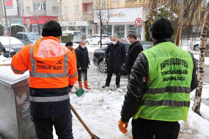 Kaldırımlarda Kar Temizleme Çalışmaları