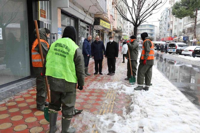 Kaldırımlarda Kar Temizleme Çalışmaları