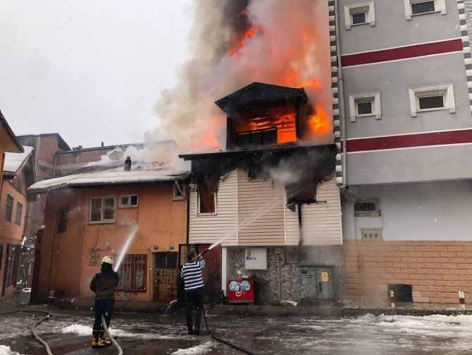 Karabük’te Yan Yana 3 Bina Alevlere Teslim Oldu