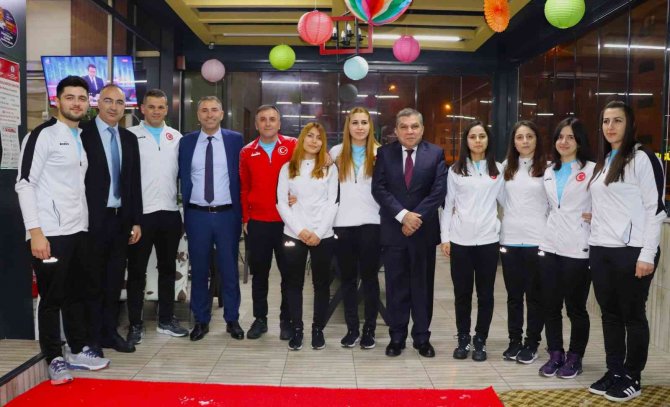 Vali Işık, Golbol Kadın Milli Takımının Kampını Ziyaret Etti