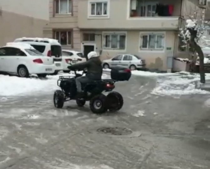 Karda Drift Yapan Araçlar Kameraya Yansıdı