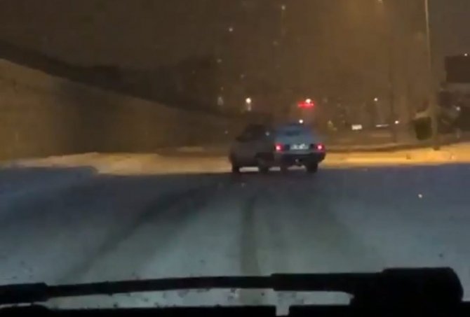 Karda Drift Yapan Araçlar Kameraya Yansıdı