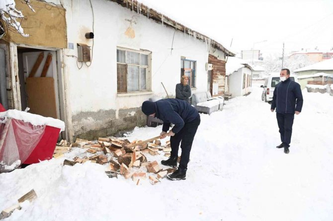 Çorum’da Odunu Biten Yaşlı Kadının İmdadına Zabıta Yetişti