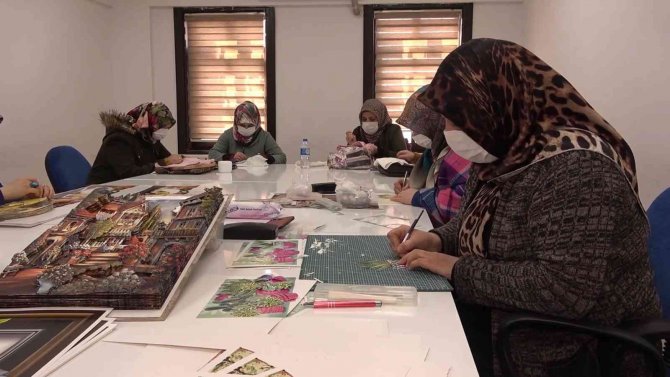 Ev Kadınları Hem Öğreniyor Hem De Ev Ekonomisine Katkı Sağlıyor