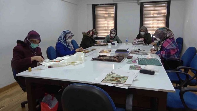 Ev Kadınları Hem Öğreniyor Hem De Ev Ekonomisine Katkı Sağlıyor