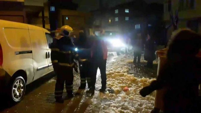 Yanan Ayakkabılık Bina Sakinlerini Sokağa Döktü