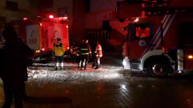 Yanan Ayakkabılık Bina Sakinlerini Sokağa Döktü