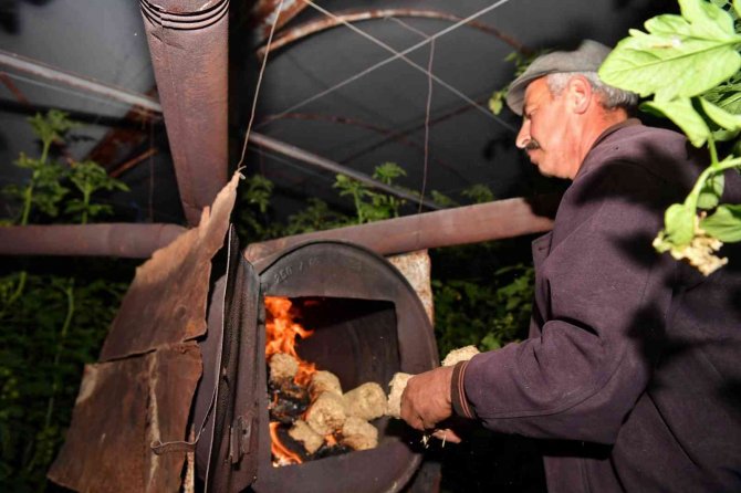 Konyaaltı’ndan Seracılara Ücretsiz Briket Yakıt Desteği