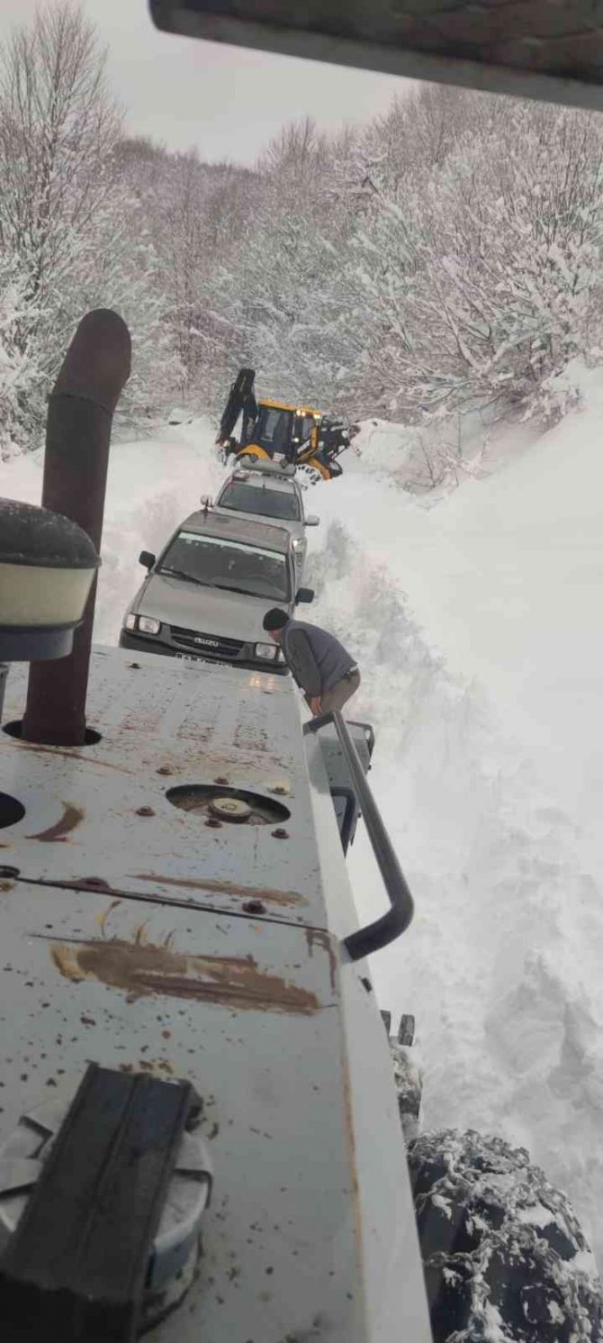 Köyde Mahsur Kalan Hastaya 5 Saatlik Çalışma Sonucu Ulaşıldı