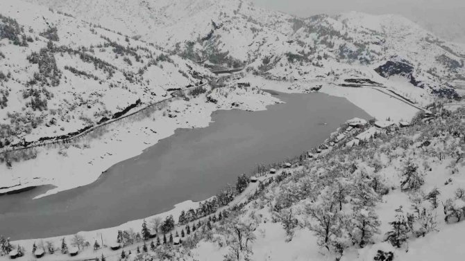 Amasya’daki Ziyaret Baraj Gölü İlk Kez Buz Tuttu