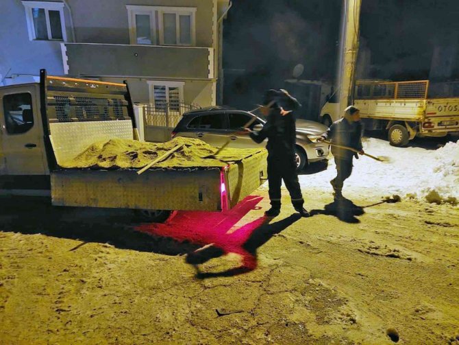 Menteşe’de Kar Mesaisi Gece De Devam Etti