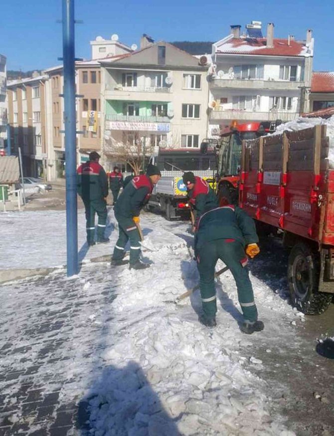 Menteşe’de Kar Mesaisi Gece De Devam Etti