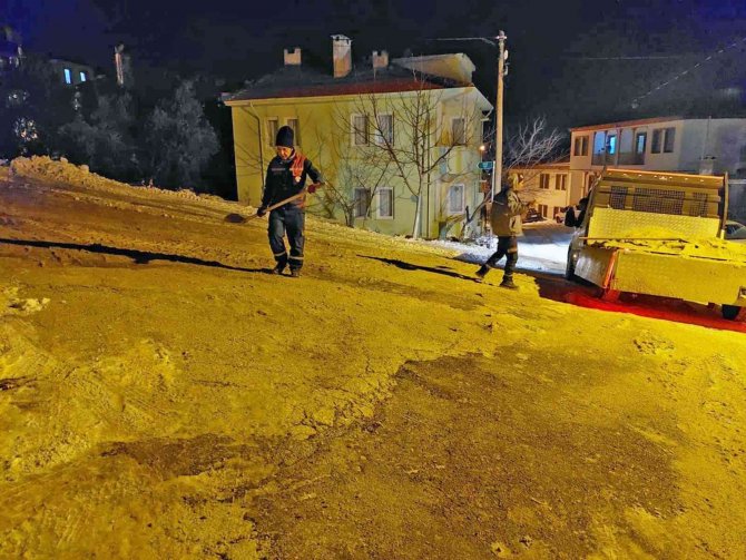 Menteşe’de Kar Mesaisi Gece De Devam Etti