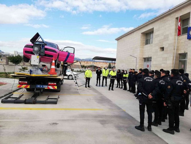 Çevik Kuvvet Polislerine Simülasyon Aracında Trafik Eğitimi