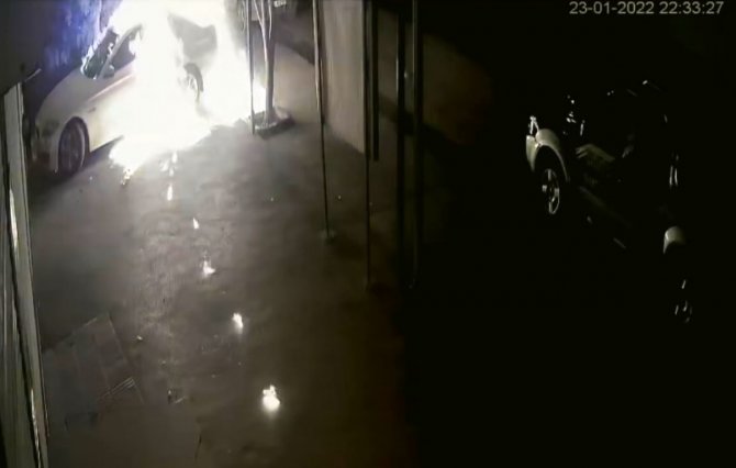 Araç Kundaklayanlar Önce Kameraya Ardından Polise Yakalandı