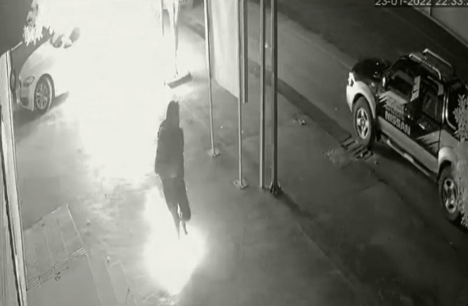 Araç Kundaklayanlar Önce Kameraya Ardından Polise Yakalandı