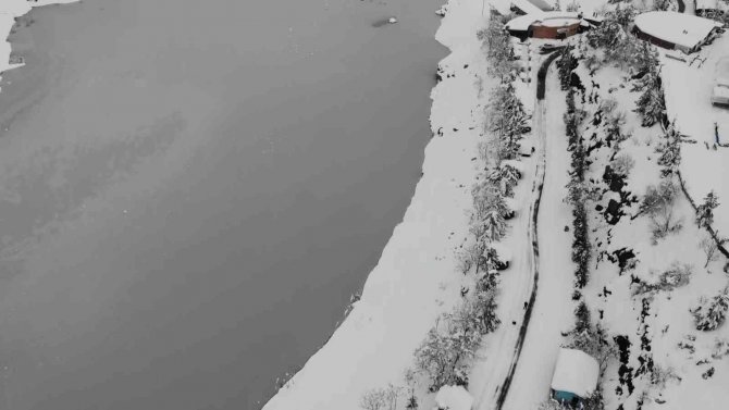 Amasya’daki Ziyaret Baraj Gölü İlk Kez Buz Tuttu