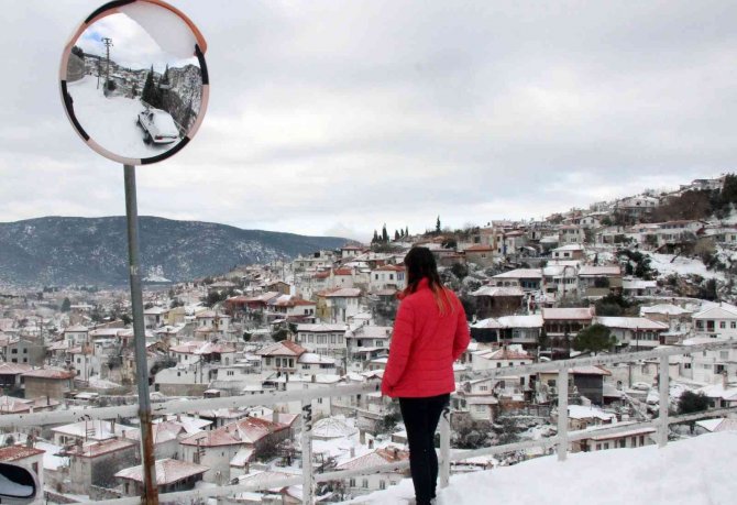Tarihi Muğla Evleri Beyaz Örtüyle Kaplandı
