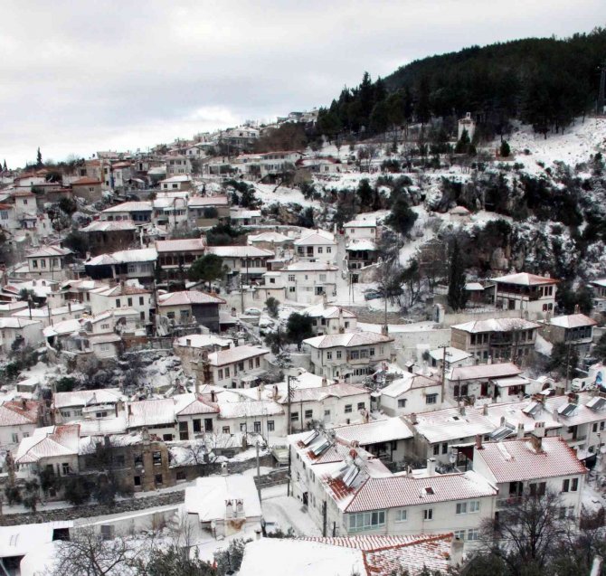 Tarihi Muğla Evleri Beyaz Örtüyle Kaplandı