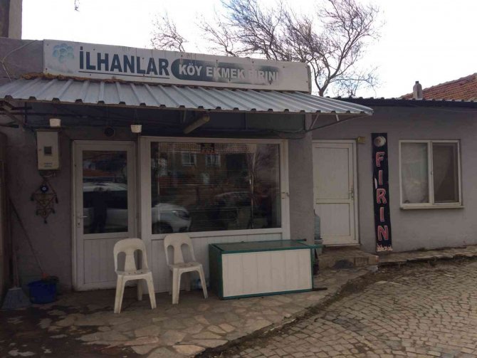 Muhtardan İhtiyaç Sahibi Ailelere Ekmek Desteği