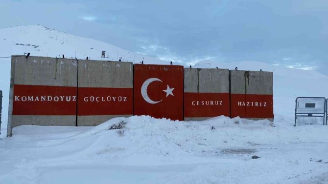 Jandarmadan Dondurucu Soğukta Dosta Güven Düşmana Korku Mesajı