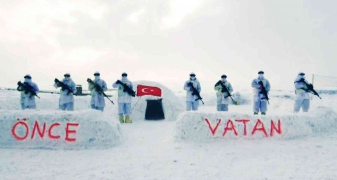 Jandarmadan Dondurucu Soğukta Dosta Güven Düşmana Korku Mesajı