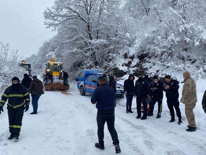 Kardan Kayan Minibüs Fındık Bahçesine Uçtu: 4 Yaralı