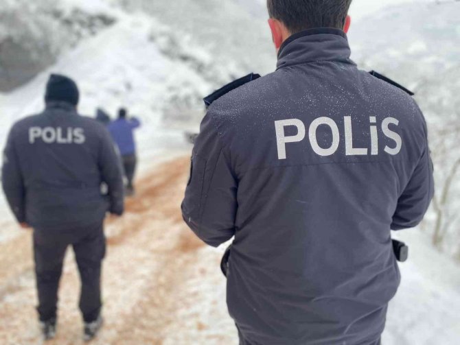 Kardan Kayan Minibüs Fındık Bahçesine Uçtu: 4 Yaralı