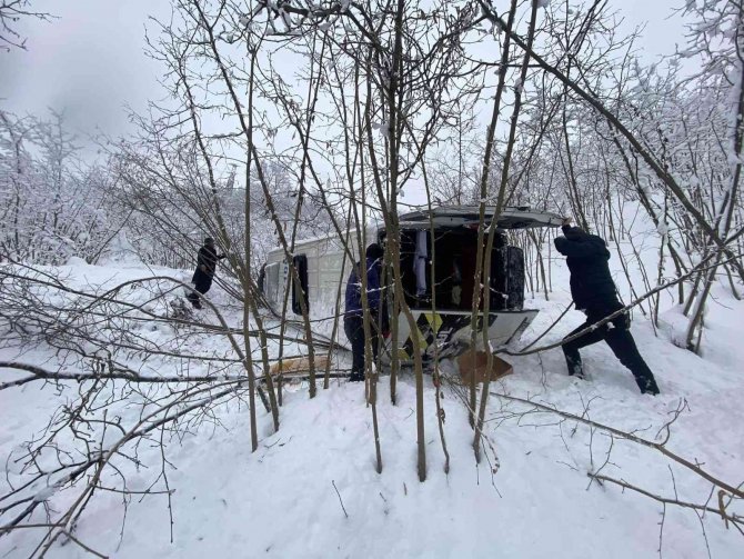 Kardan Kayan Minibüs Fındık Bahçesine Uçtu: 4 Yaralı