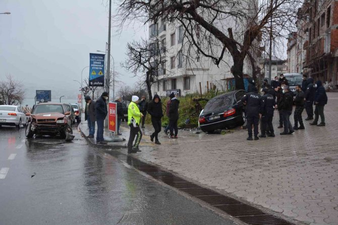 İ̇ki Otomobil Kafa Kafaya Çarpıştı, Kaza Anı Kamerada