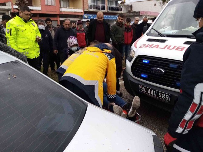 Otomobil Refüjdeki Ağaca Çarptı: 1 Yaralı