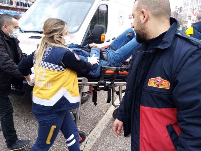 Otomobil Refüjdeki Ağaca Çarptı: 1 Yaralı